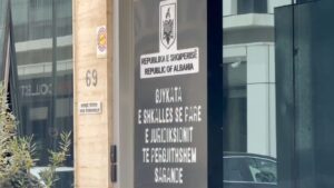 Vrasja e 66 vjeçarit në Sarandë   arrest në burg  për Voglin   arrest në shtëpi  për Ruçin