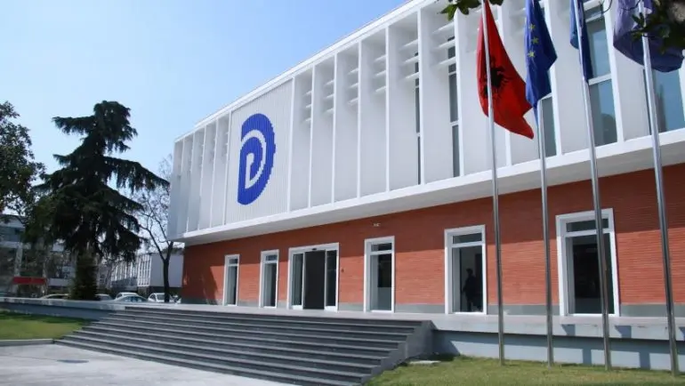 Ish deputeti demokrat  Të bashkëjetosh në PD  duhet të bësh garë kush e do më shumë Berishën 