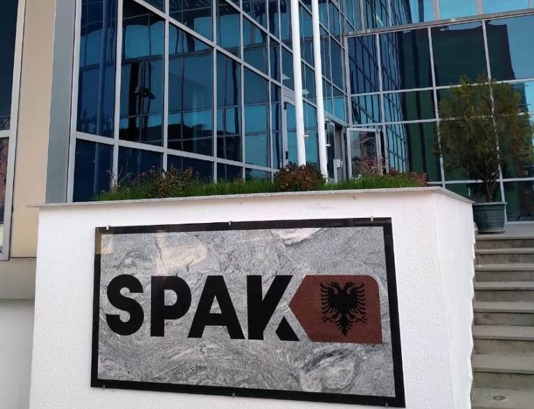 Aksion i SPAK tek rezidencat në Tiranë  kush është Ergys Kastrati që u vendos në pranga mes 4 urdhër arresteve