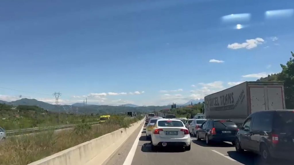 Radha kilometrike pas tunelit të Krrabës bllokon trafikun drejt juglindjes