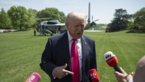  Kostot e ballos së vallëzimit janë dyfishuar   Trump gazetares  Nuk je njeri i zgjuar