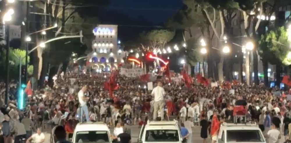 Protesta e ditës së 15 nis marshimin e përditshëm në rrugët e Tiranës