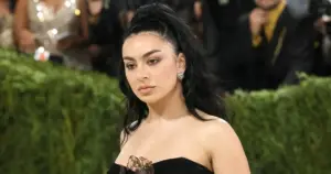 Charli XCX flet hapur për shëndetin mendor   Po kaloj periudhë të vështirë 