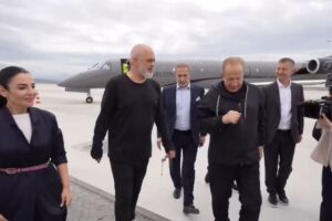 Pacollit po i bëjnë presion