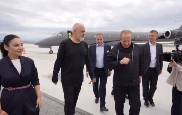 Pacollit po i bëjnë presion
