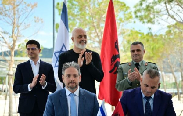 qindra milionë dollarë