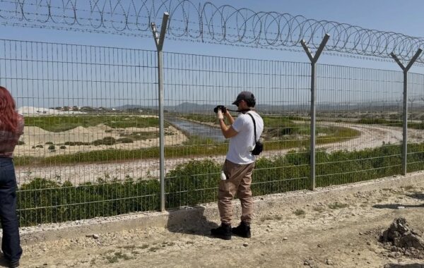 Gjembat e gardhit që çanë fasadën