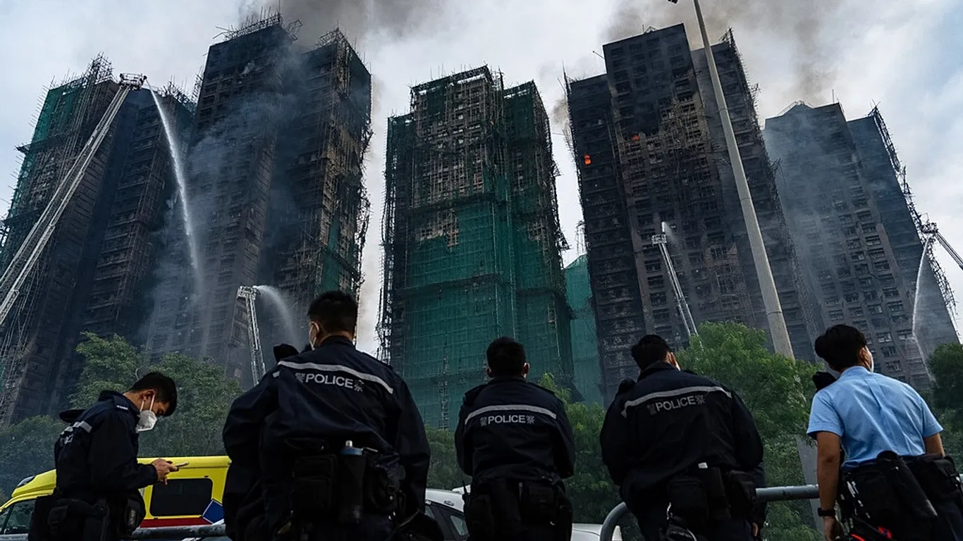 7 persona dhe dy kompani akuzohen për zjarrin vdekjeprurës me 168 viktima në Hong Kong