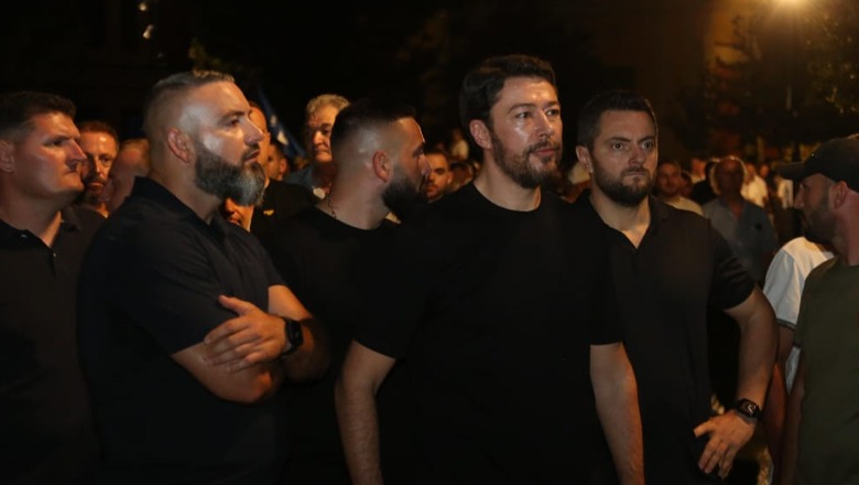 Avokati nxjerr prapaskenat e protestës: E
