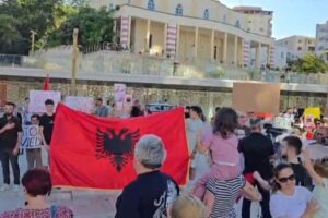në protestë