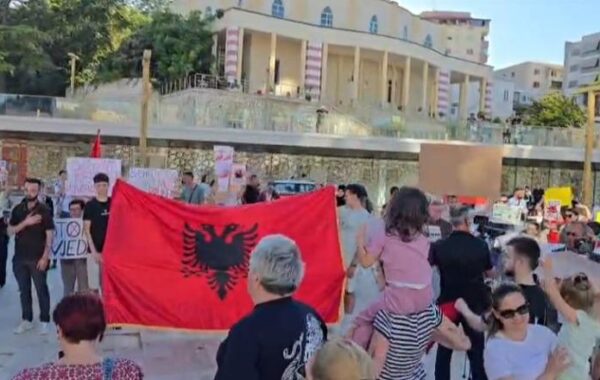 në protestë