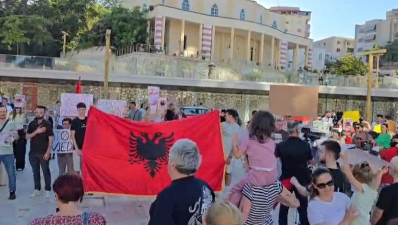 në protestë