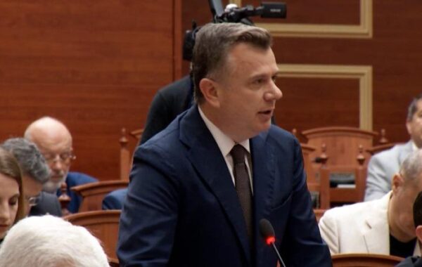 E di gjithë Vlora sa