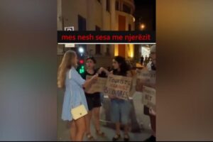 dhe turistë të