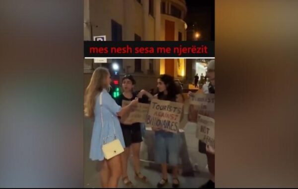 dhe turistë të