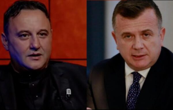në distancë me historianin