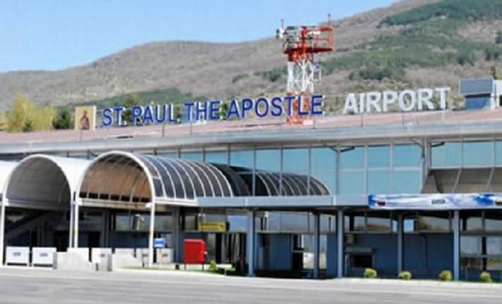 Një punëtorë bie nga çatia e Aeroportit të Ohrit  dërgohet në spital me lëndime të rënda