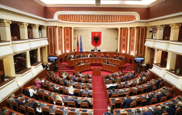 Nis seanca plenare në Kuvend, ja