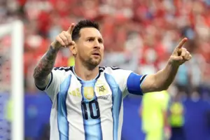 Messi bën gjithçka, Argjentina fiton me