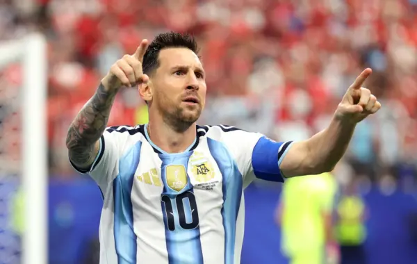 Messi bën gjithçka, Argjentina fiton me