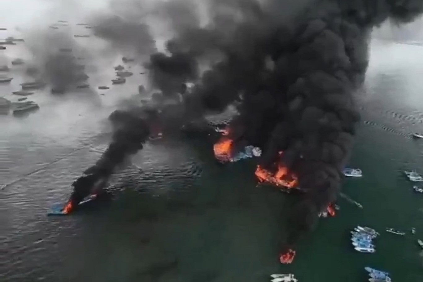 Zjarr i madh në një port peshkimi në Ekuador  shkatërrohen dhjetëra anije