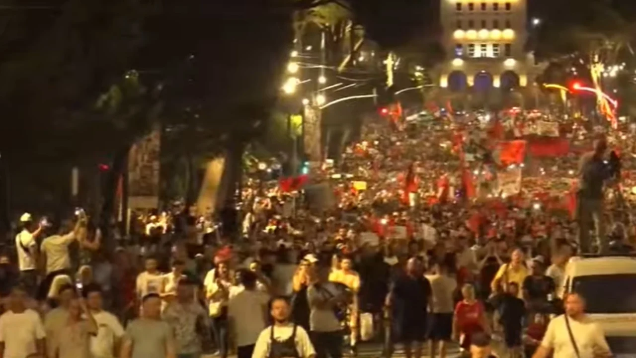 Pas 3 orësh protestë te Kryeministria  qytetarët nisin marshimin në rrugët e kryeqytetit  Përplasje me anëtarët e FRPD