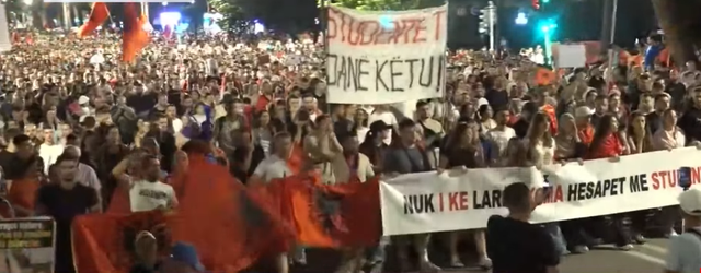 Pas disa orësh protestë para Kryeministrisë  qytetarët nisin marshimin në rrugët e Tiranës