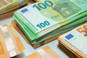Euro rekord të ri negativ, këtë