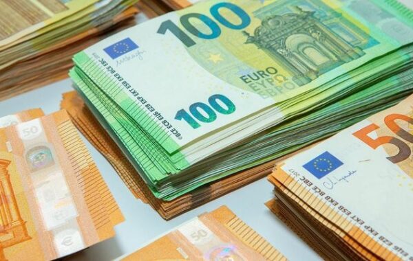 Euro rekord të ri negativ, këtë