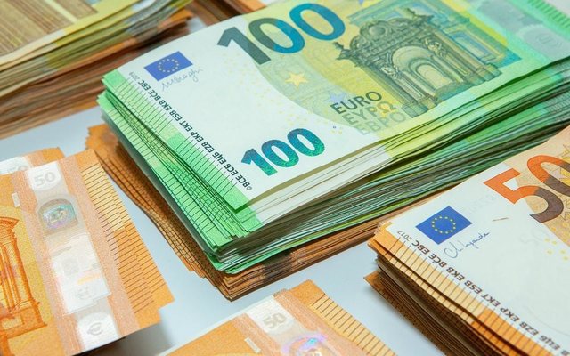 Euro rekord të ri negativ, këtë