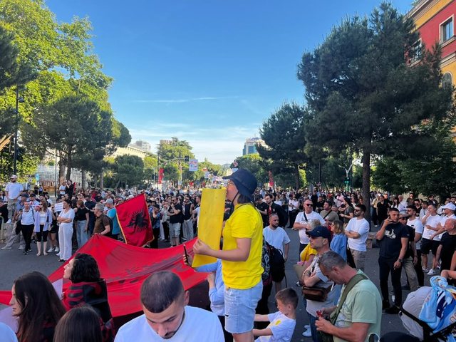 Nis protesta për Zvërnecin para Ministrisë së Brendshme