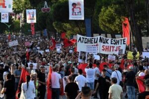 “Shqipëria e Shqiptarëve, Vdekje Tradhëtarëve”