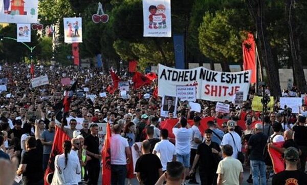 “Shqipëria e Shqiptarëve, Vdekje Tradhëtarëve”