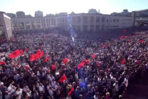 Mesazhi politik i “antimitingut” të socialistëve