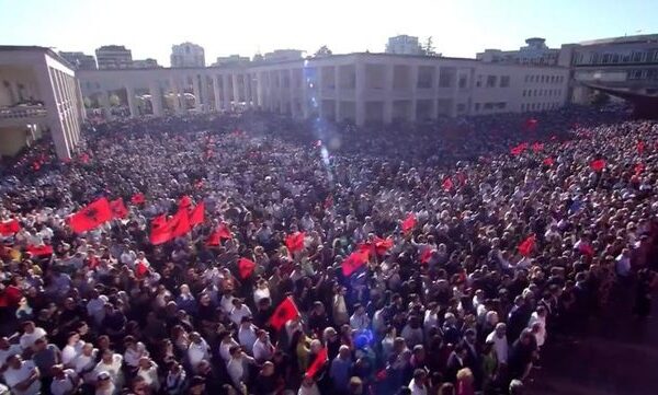 Mesazhi politik i “antimitingut” të socialistëve