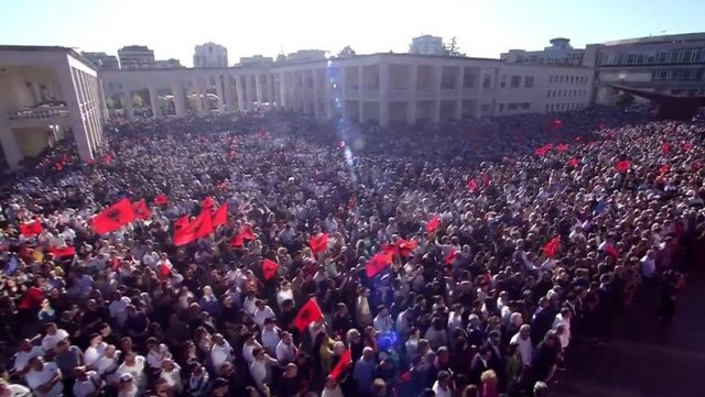 Mesazhi politik i  antimitingut  të socialistëve