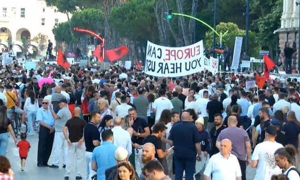 në Shqipëri