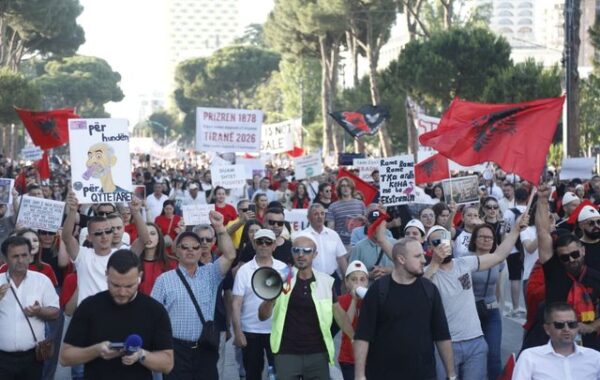 Protesta, ultimatumi dhe kufijtë e kërkesave