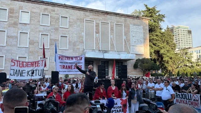 VIDEO   Berisha në burg    të rinjtë e FRPD së përplasen me protestuesit para Kryeministrisë