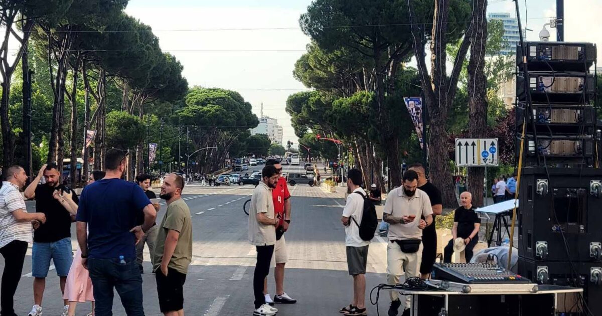 “Kush po financon protestën dhe kush