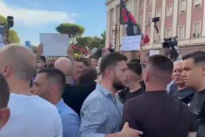në protestë,