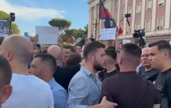 në protestë,