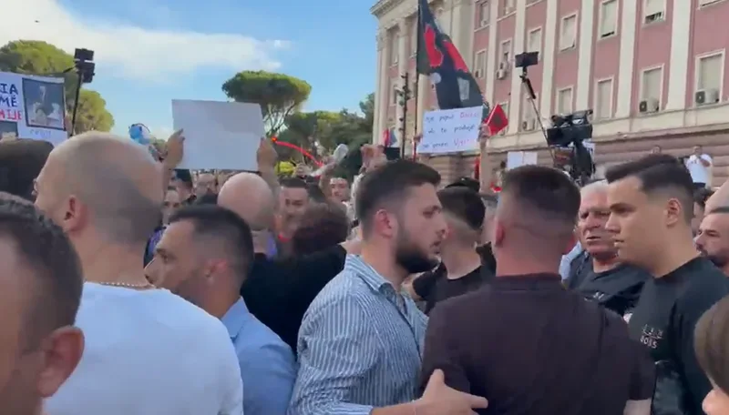 në protestë,