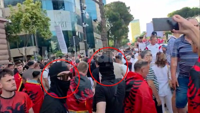 Tensione në protestë  Mbledhje të paligjshme kartash identiteti për një peticion të jashtëligjshëm  persona me kapuçë