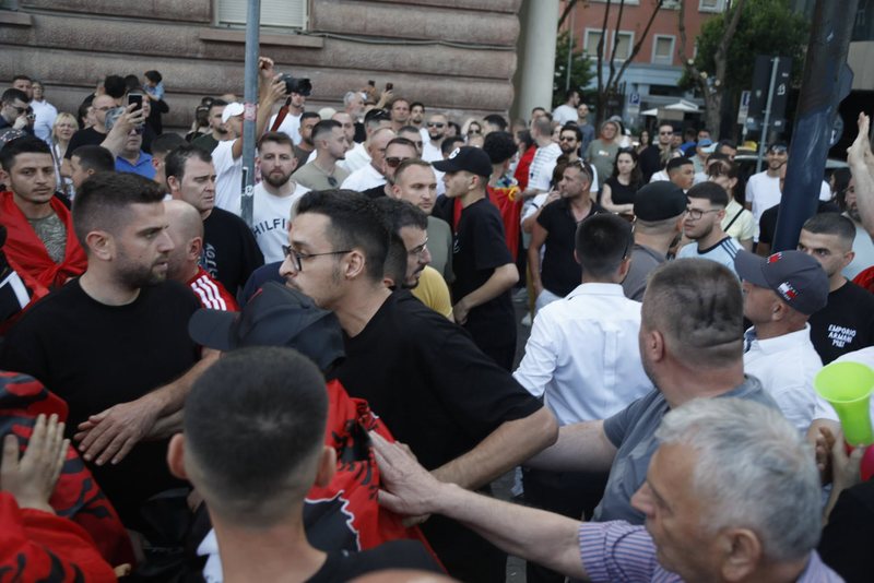 Protestat si pasqyrë për Lapajn dhe partitë e reja