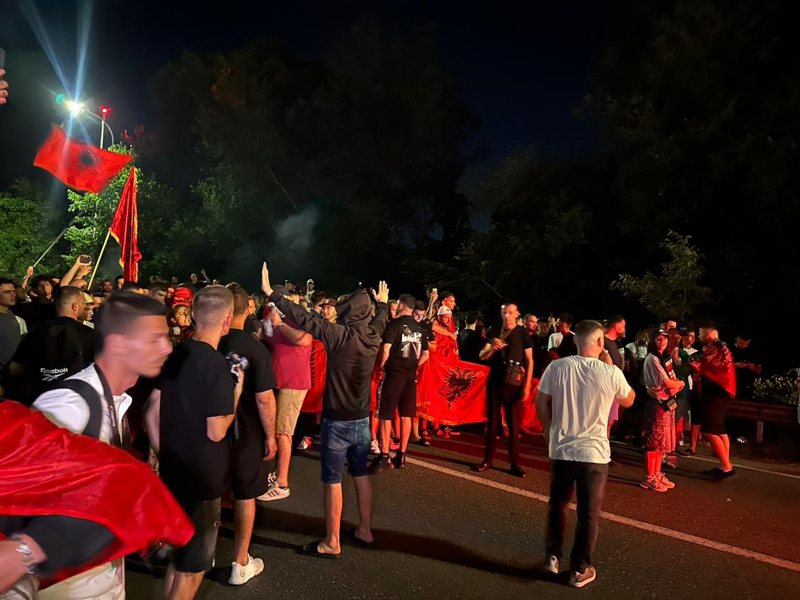 VIDEO    Tradhtarin e lamë në Rinas   protestuesit sherr me njëri tjetrin  Mashtruese  s keni turp 