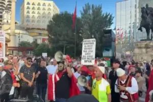 nismëtarë të protestës