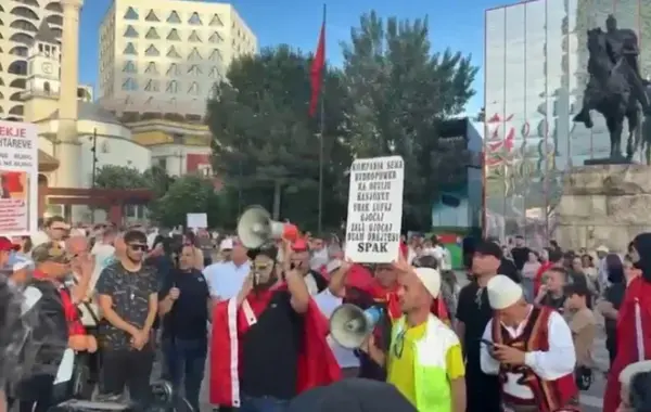nismëtarë të protestës