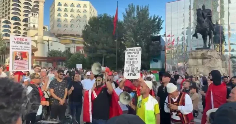 nismëtarë të protestës