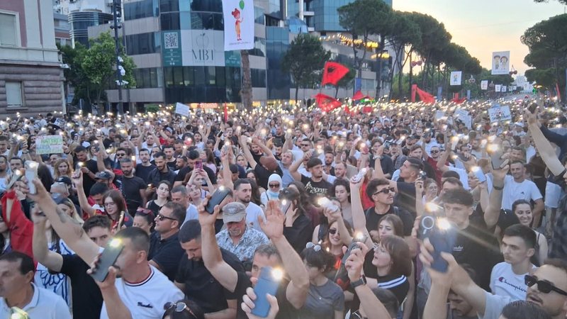 Nga Ministria e Brendshme te Kryeministria  protestuesit mbajnë ditën e dytë të protestës
